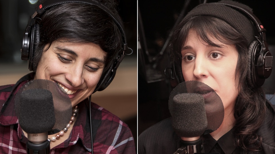 Les deux soeurs devant un micro, des écouteurs sur les oreilles.