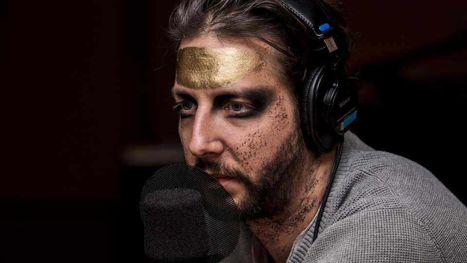 Le comédien Emmanuel Schwartz maquillé non pas pour l'Halloween, mais en vue de son prochain spectacle de théâtre, L'Iliade