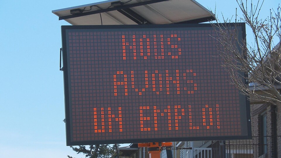 Un panneau où il est inscrit "nous avons un emploi pour toi".