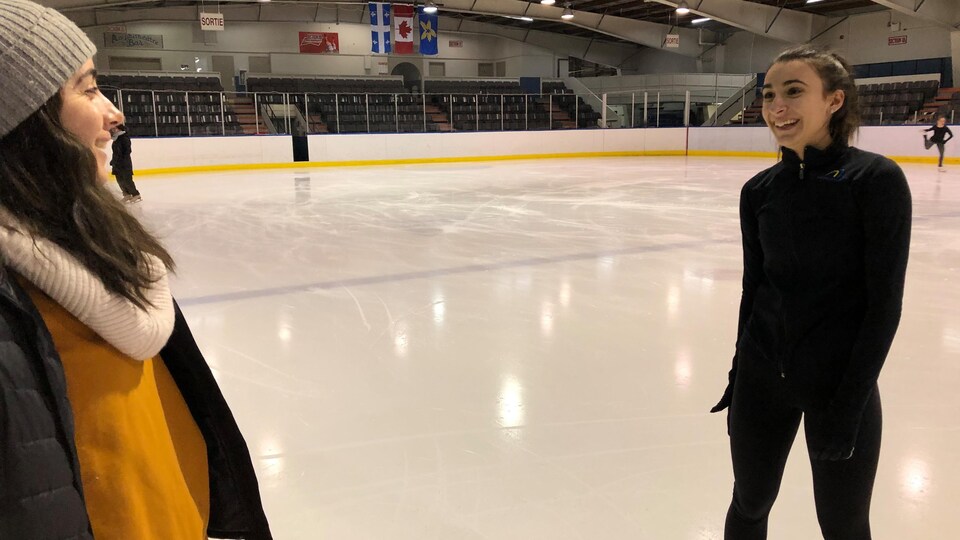 Emy Decelles, entraîneuse & Audréanne Foster, patineuse artistique sur la glace du Centre Henri-Desjardins de Baie-Comeau.