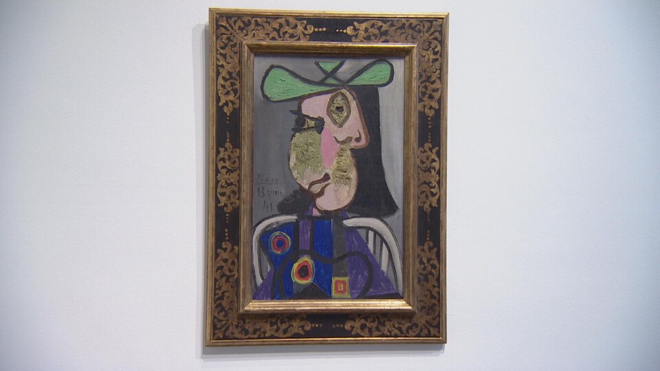 Une oeuvre de l'artiste Pablo Picasso encadrée sur un mur blanc.