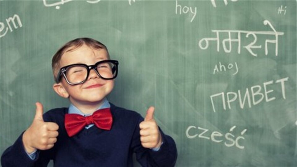 Les enfants bilingues ont non seulement une plus grande flexibilité cognitive que les enfants unilingues, mais ils sont notamment meilleurs que leurs camarades unilingues à un certain type de contrôle ou de discipline mentale.