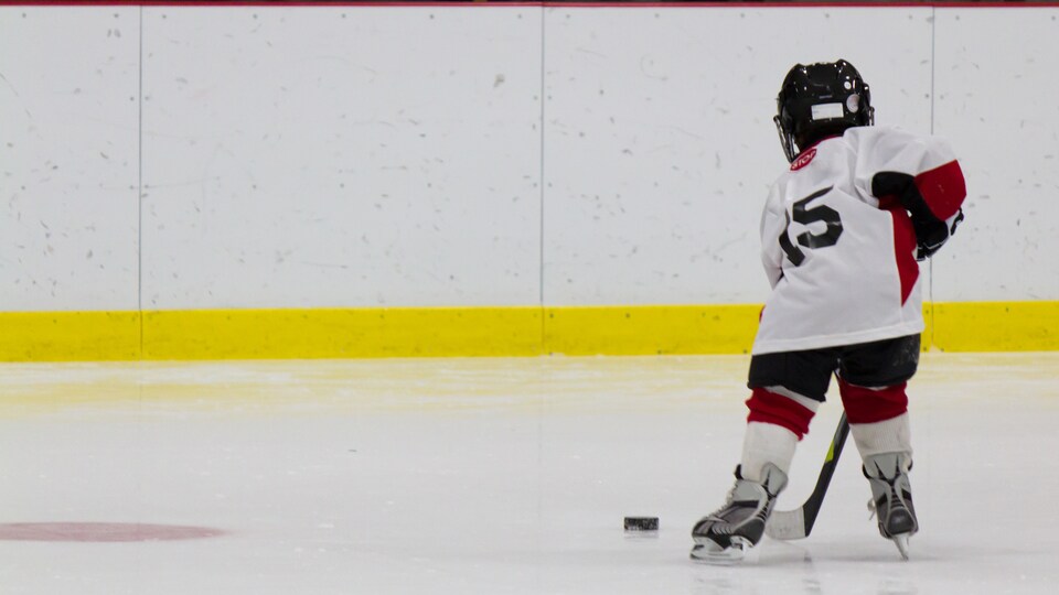 Un enfant joue au hockey.