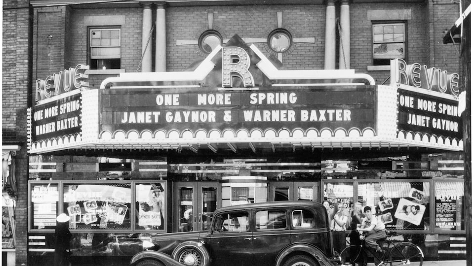 Devant du cinéma Revue en 1935