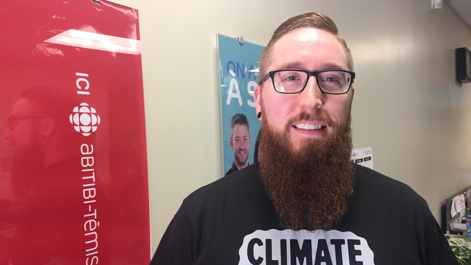 Jonathan St-Pierre, un enseignant, pose dans les bureaux de Radio-Canada Abitibi après une entrevue sur ses méthodes d'enseignements et le lancement de sa page Facebook.