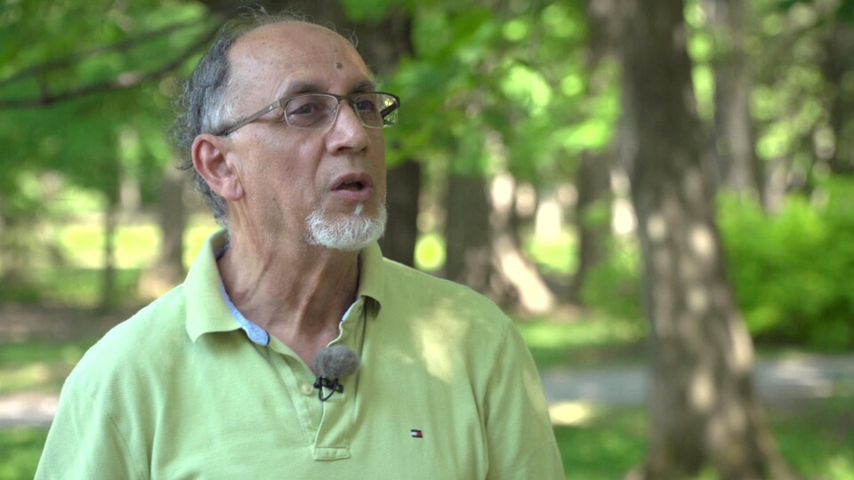 Boufeldja Benabdallah dans un parc, l'été.