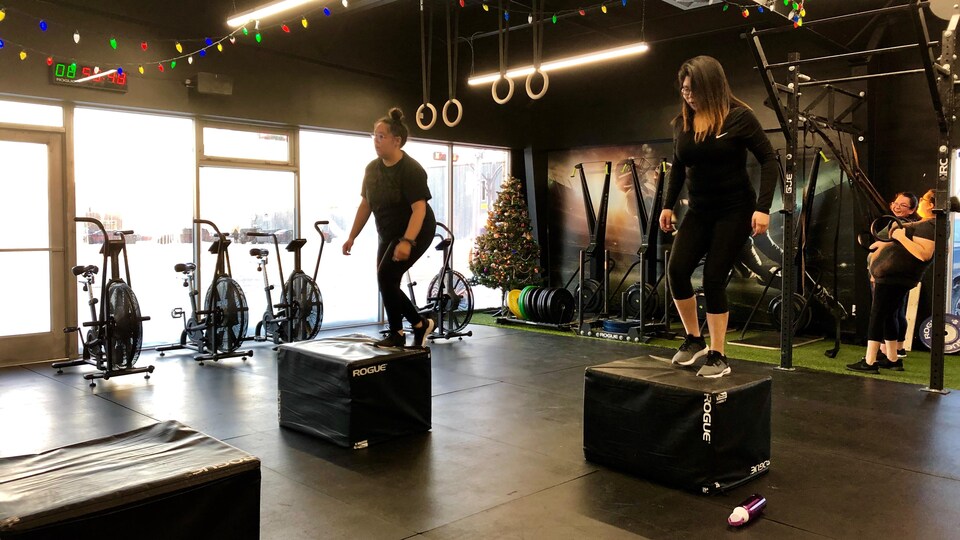 Des femmes s'entraînant dans une salle