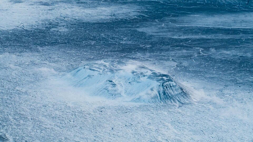un récif couvert d'eau par la marée