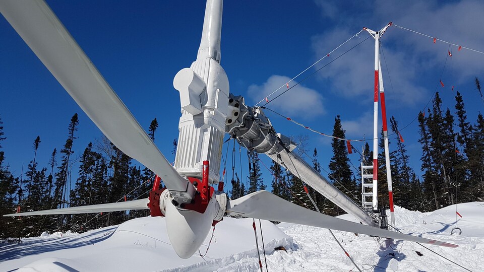 Montée d'une éolienne sur le mat télescopique