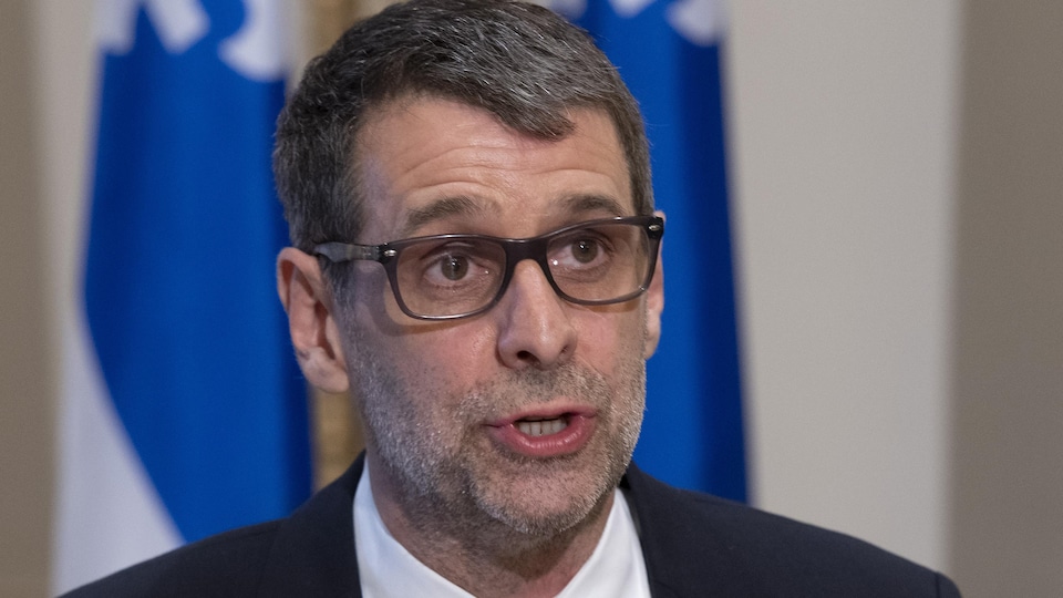 Éric Duhaime, chef du Parti conservateur du Québec, s'adresse à la presse. 