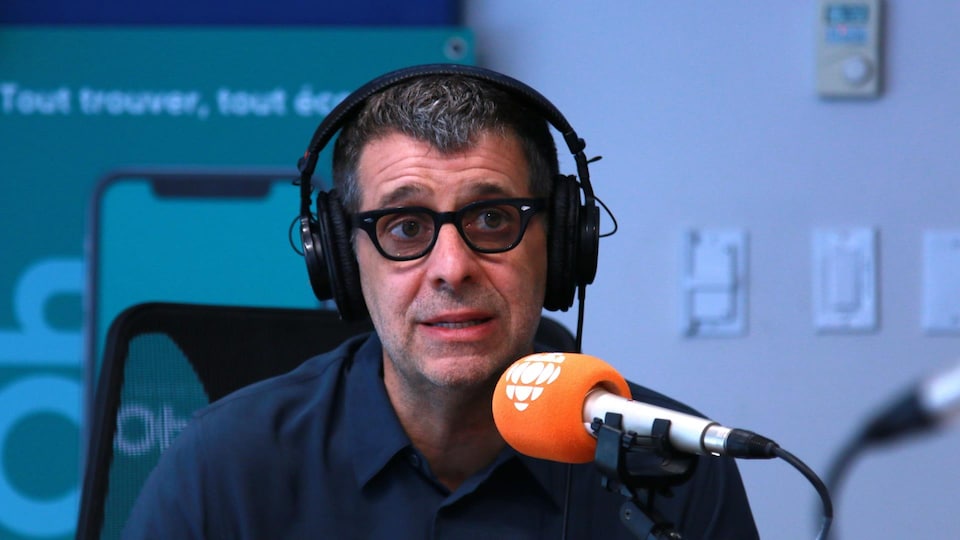 Éric Duhaime en entrevue dans les studios de Radio-Canada à Québec.