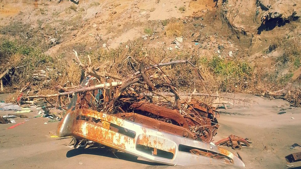 Érosion des berges : débris sur la plage de Rivière St-Jean, Côte-Nord