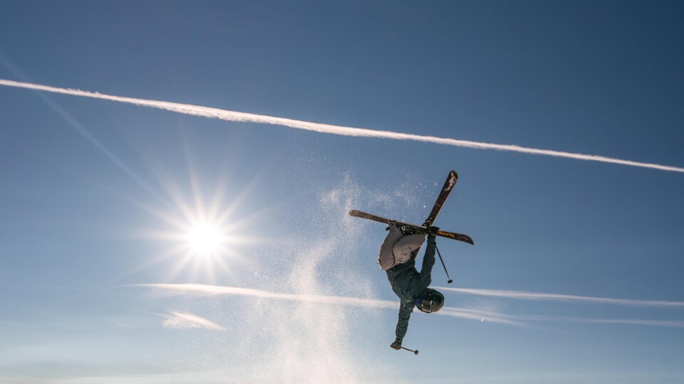 un skieur pendant une acrobatie.