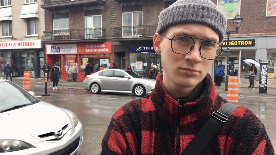 Gros plan d'un jeune homme dans une rue de Montréal.