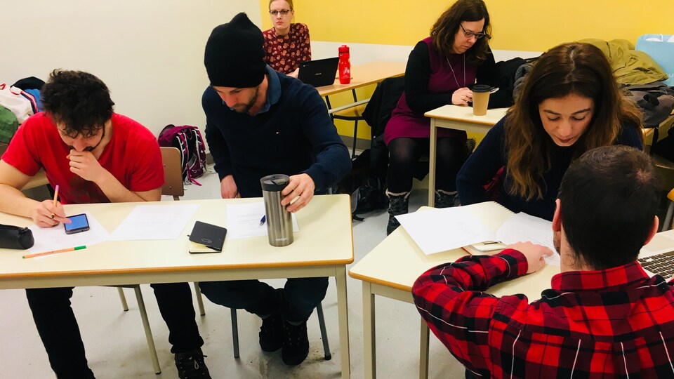 Des étudiants de niveau universitaire au travail