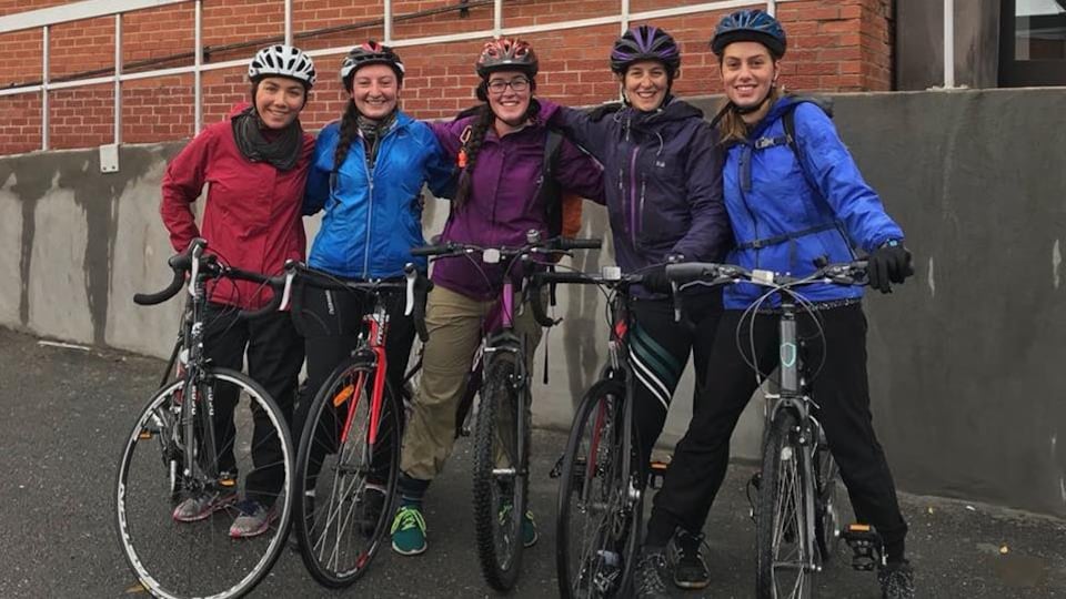 Des étudiantes du programme en tourisme d'aventure du campus de Gaspé, réunies lors d'une randonnée de vélo proposée par le groupe P.A.F.