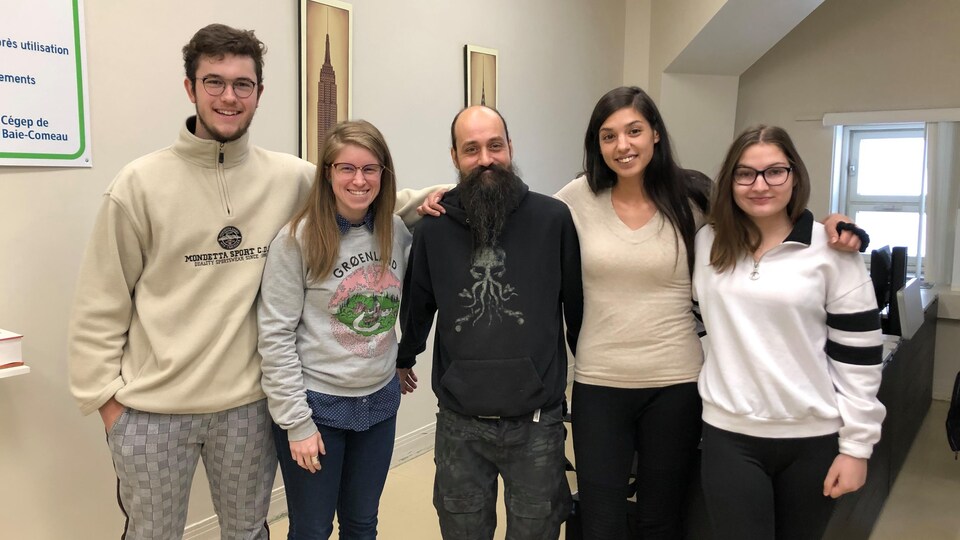 De gauche à droite : Mathieu Boucher, Lysandre St-Pierre, Fred Brisson, Neïla Moreau Charette et Marianne Simard.