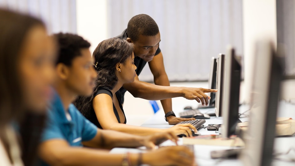 Des étudiants dans une salle d'informatique