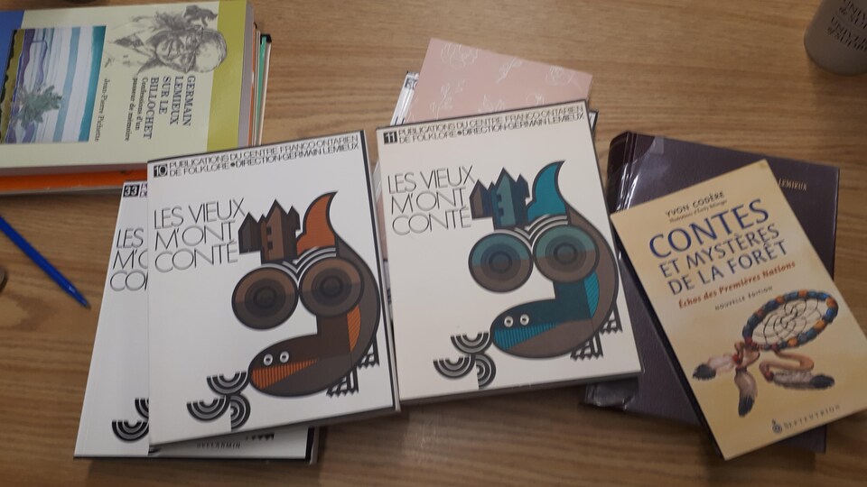 Des livres sur une table.