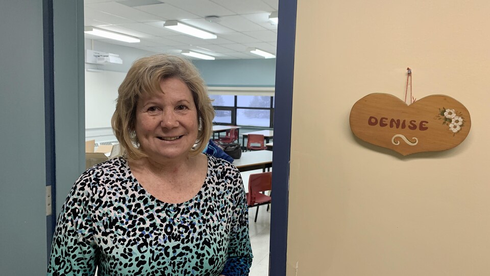 Denise Millette-Caissie devant l'entrée de sa classe. 