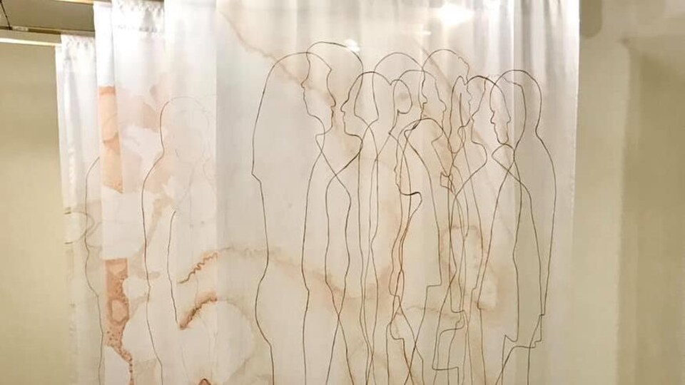 L'artiste Nicole Haché de Caraquet a créé des oeuvres grand format sur tissus où on y voit des ombres des participants qu'elle a interviewé lors d'une résidence de création. 