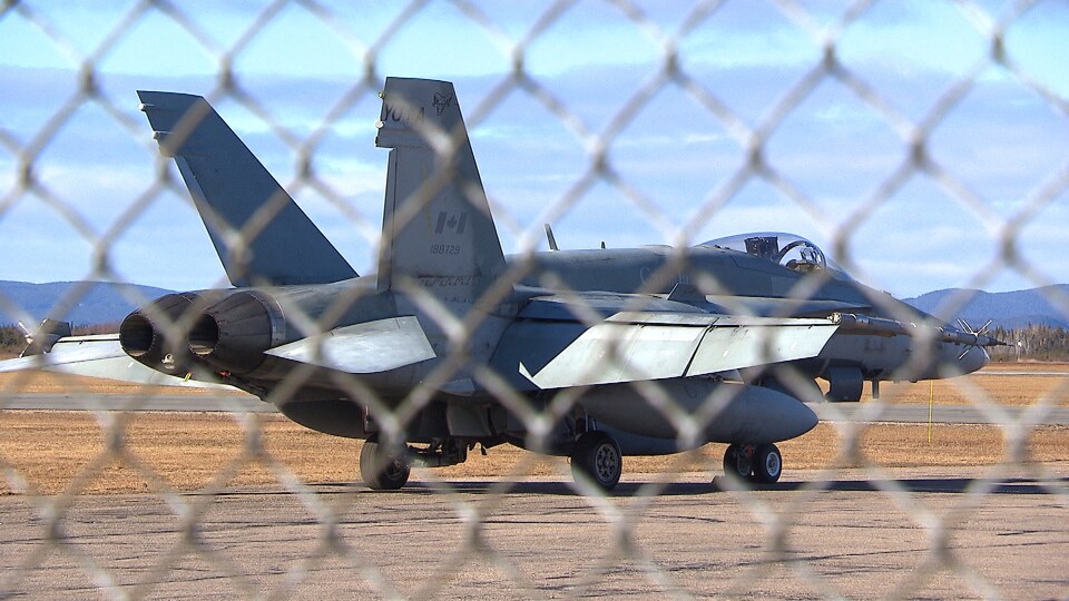 Un F18 à l'aéroport de Sept-Îles.