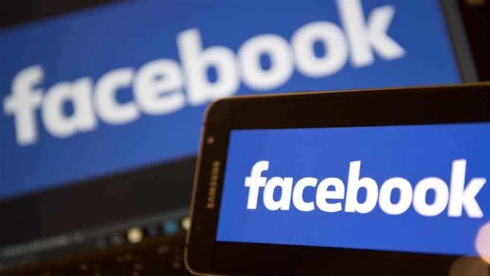 Un écran d'ordinateur et un écran de téléphone affichant Facebook