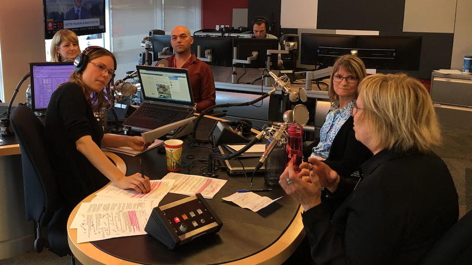 Louise Boduc de l'UQAR, Tony Grenier de l'EPAQ, Marie-Claire Roy experte en TIC et Lise Cayouette enseignante au primaire, discutent avec Maude Rivard de l'importance de la formation à distance pour les institutions de la région.
