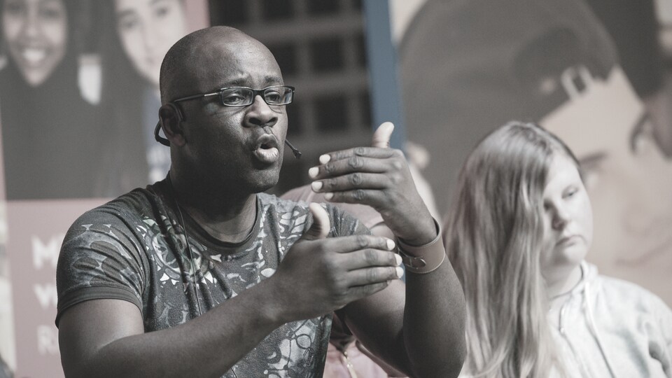 Lilian Thuram est sur scène lors d'une conférence sur le racisme en Suède, en 2015.