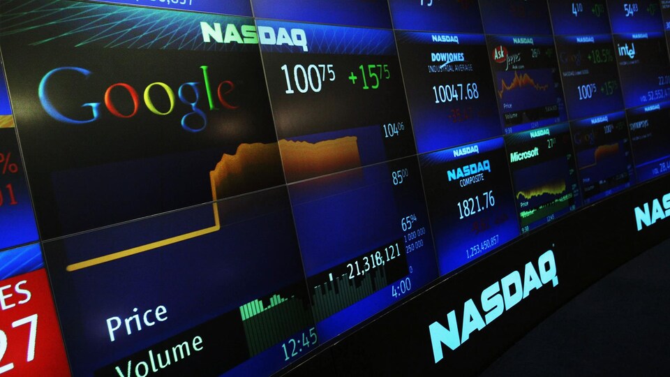 L'action de Google apparaît sur des écrans du NASDAQ.