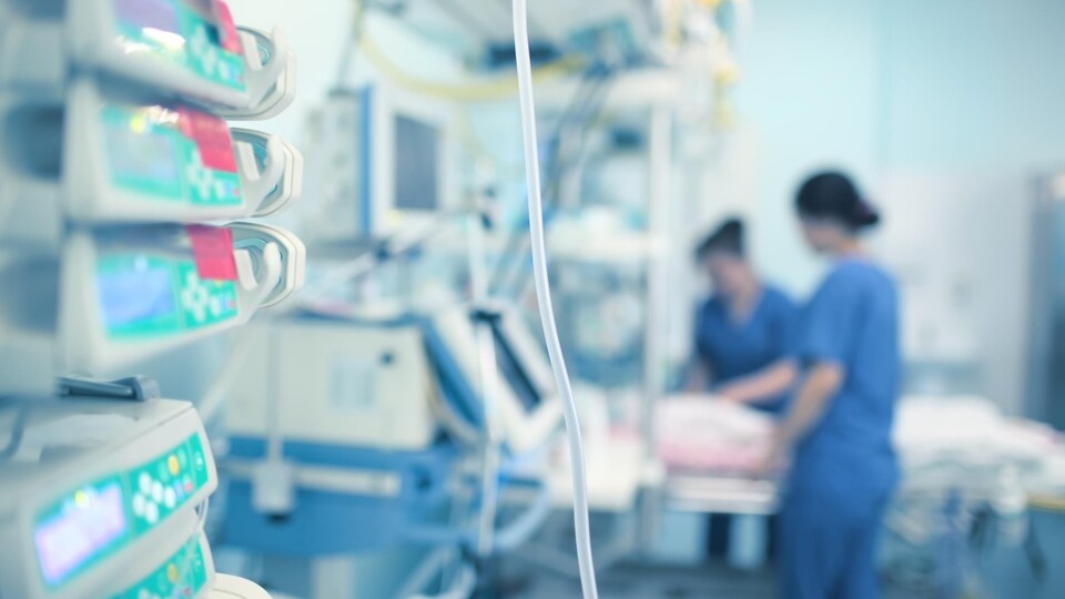 Deux infirmières qui travaillent dans une unité de soins intensifs.