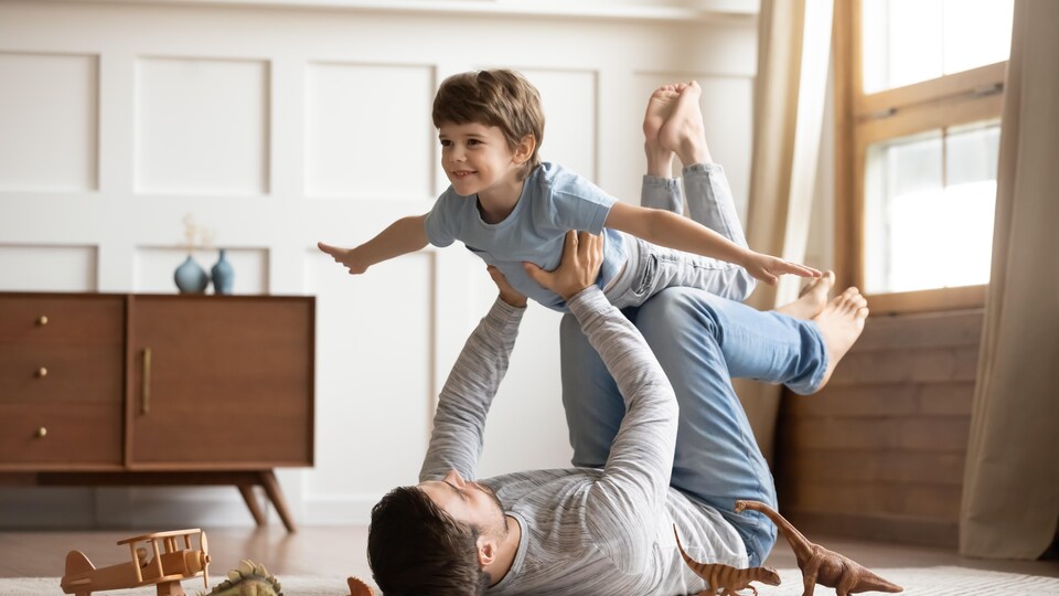 Un enfant avec son père.
