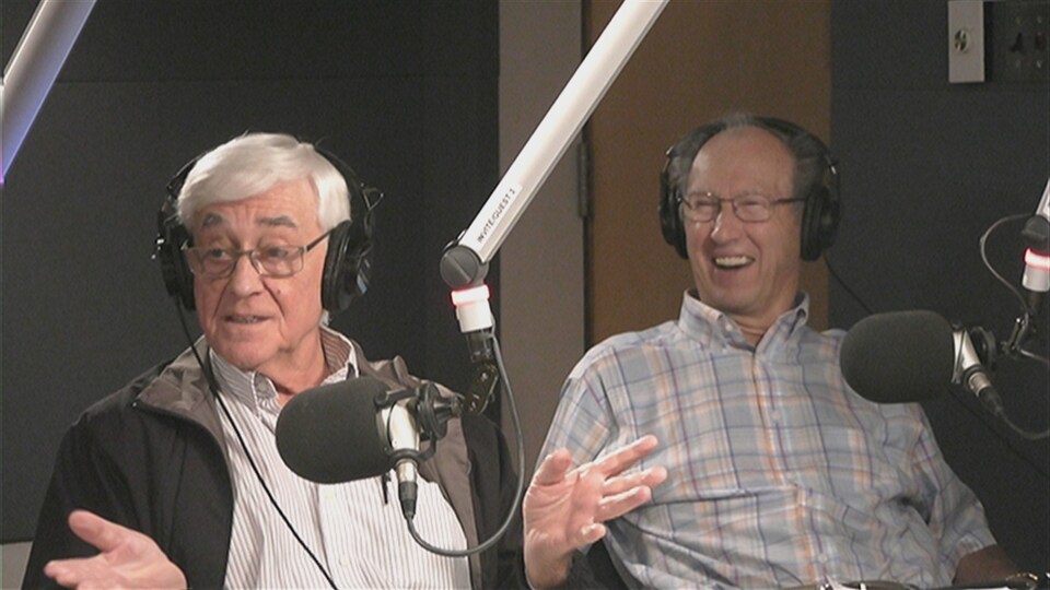 René Piché, les mains vers le ciel, et Victor Mollot, qui sourit à ses propos.