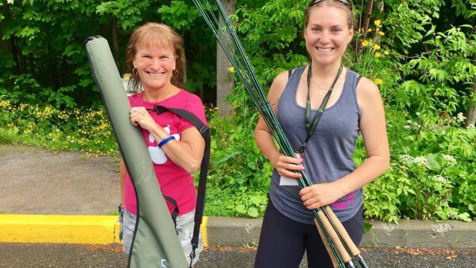 Photo de deux femmes prêtes pour la chasse et la pêche