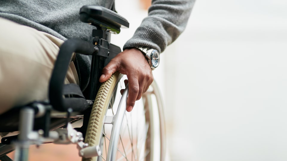 Photo d'un homme en fauteuil roulant.