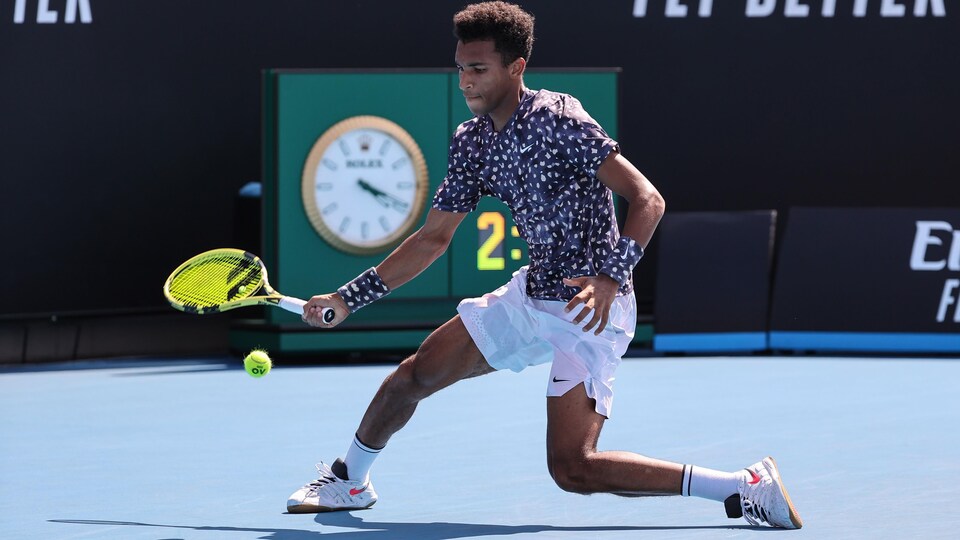 Félix Auger-Aliassime s'apprête à frapper un coup droit.
