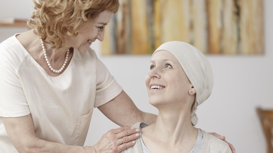 Une femme atteinte du cancer se fait réconforter