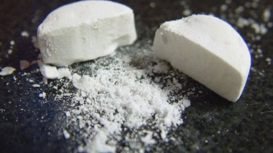Une pillule de Fentanyl cassé en deux.