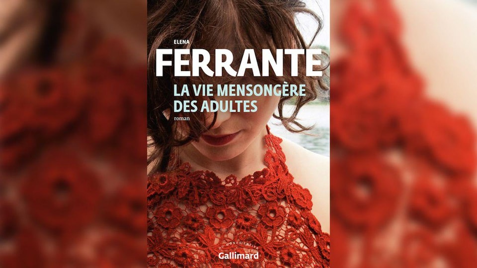 Une femme dans une robe rouge.