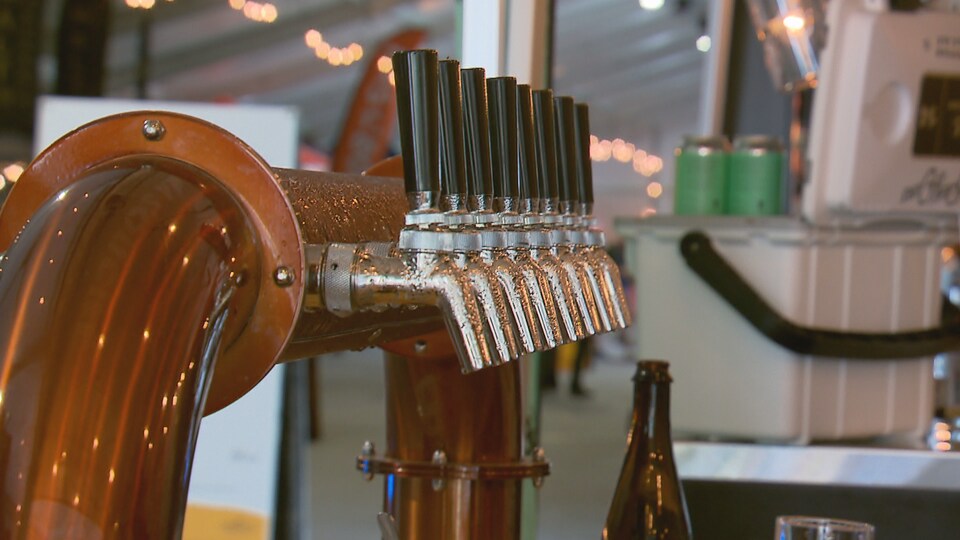 Plusieurs robinets d'un distributeur de bières.