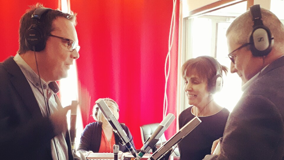 Réjean Blais s'entretien avec Malika Bajjage, directrice générale du Festival et Denis Hurtubise, cofondateur du FCMS et copropriétaire de la Maison du cinéma, de la programmation du festival.