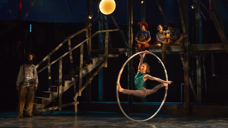 Une acrobatie de cirque sur scène.