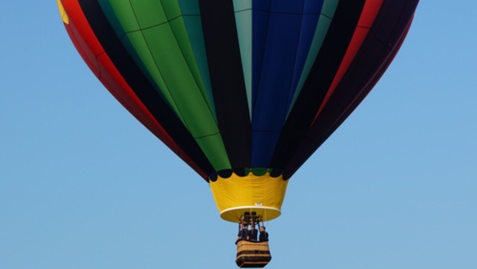 Une montgolfière en plein vol.