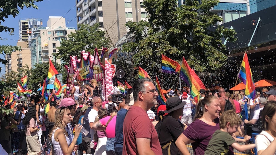 Des Vancouvérois assistent au défilé de la fierté dans la métropole britanno-colombienne le 31 juillet 2022.