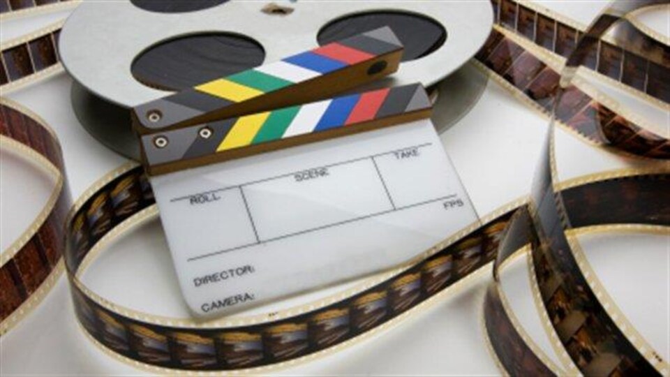 Une bobine de film et une claquette pour tournage de film.