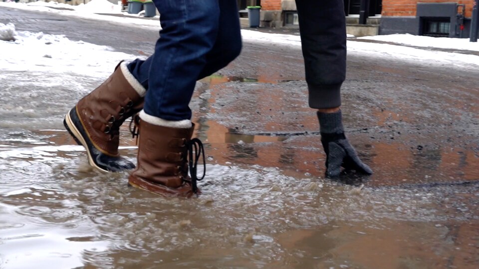 Un homme tombe dans une flaque d'eau.