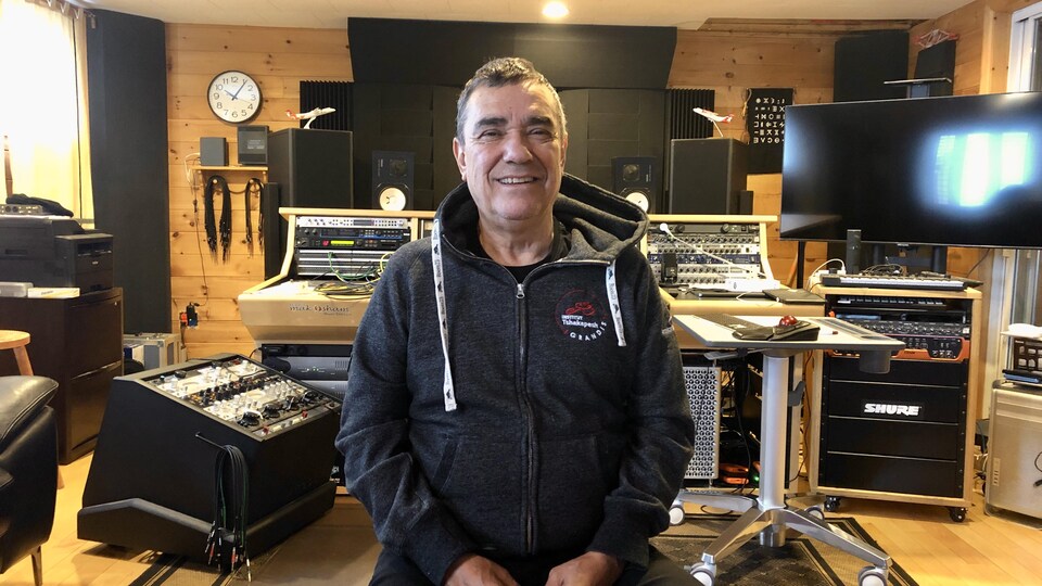 Florent Vollant à son studio à Maliotenam.