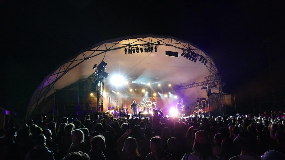 Les spectateurs à un Festival folk de Winnipeg, la nuit