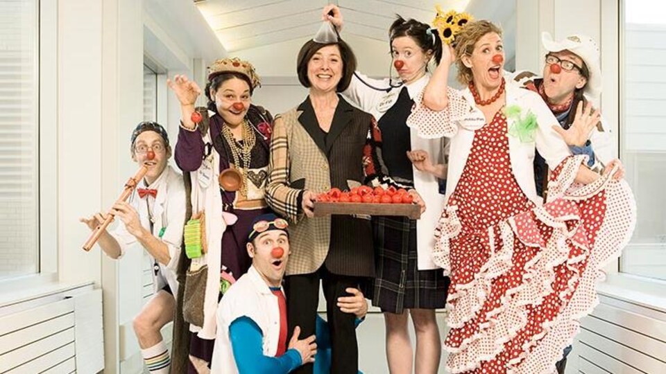Un groupe de personnes déguisées avec des nez rouges. 