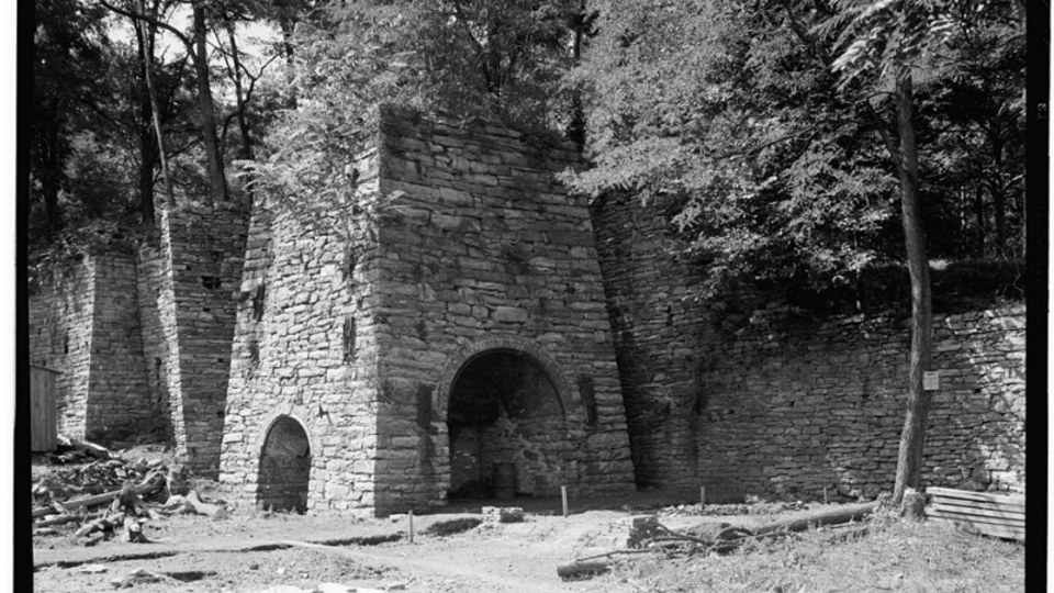 Une photographie historique en noir et blanc d'une structure en briques.